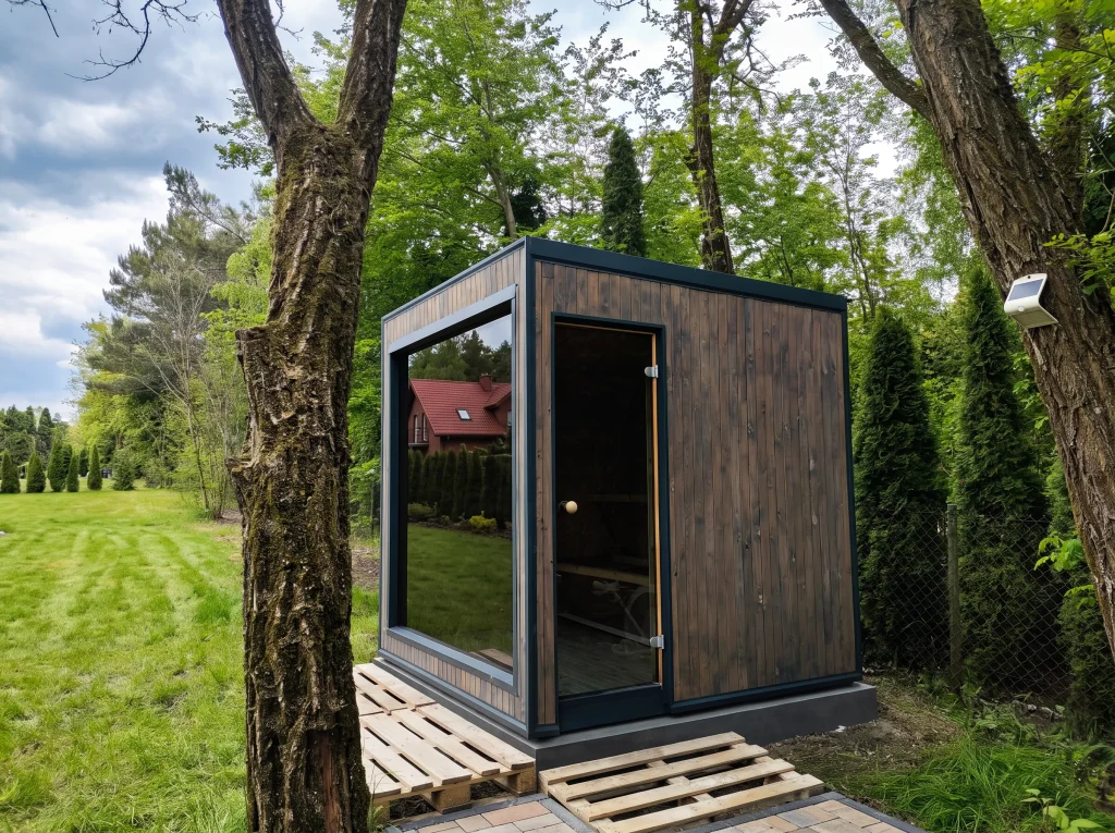 Nowoczesna sauna ogrodowa z balią - montaż na działce prywatnej